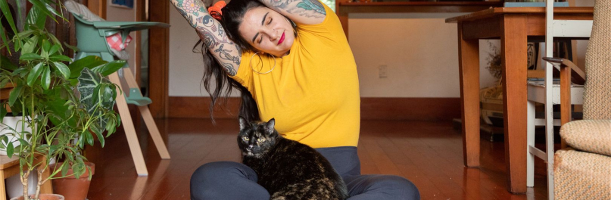 Vrouw die aan het ontspannen is