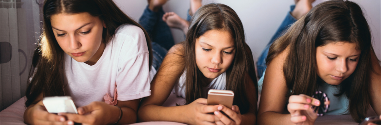 kinderen aan het scrollen op hun telefoon