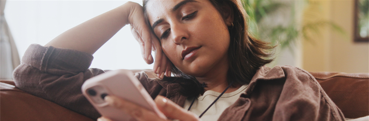vrouw aan het scrollen op haar telefoon