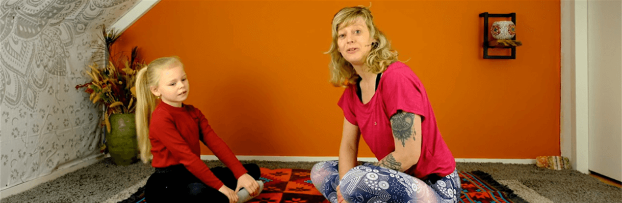 Meisje Fleur met yogadocente Manon
