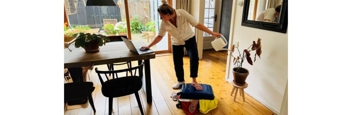 mevrouw die allemaal dingen tegelijk doet en vakantiestress heeft