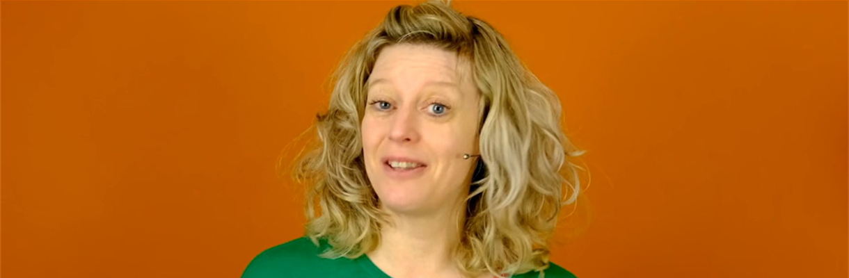 Yogadocent Manon met haar hoofd in beeld