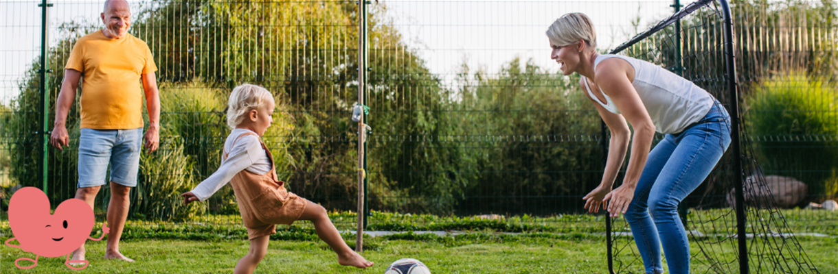 familie die buiten aan het spelen is