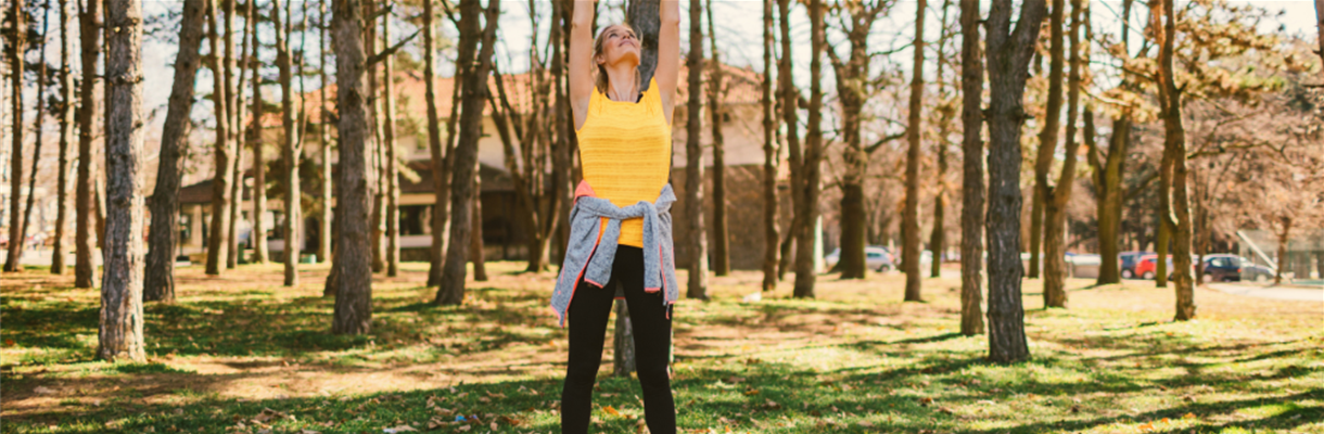 Vrouw aan het rekken en strekken