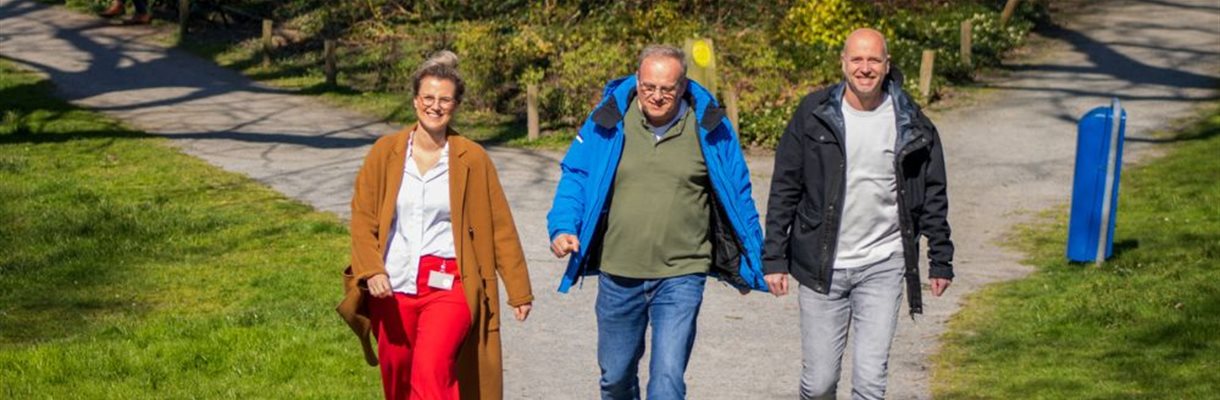 twee dames die wandelen