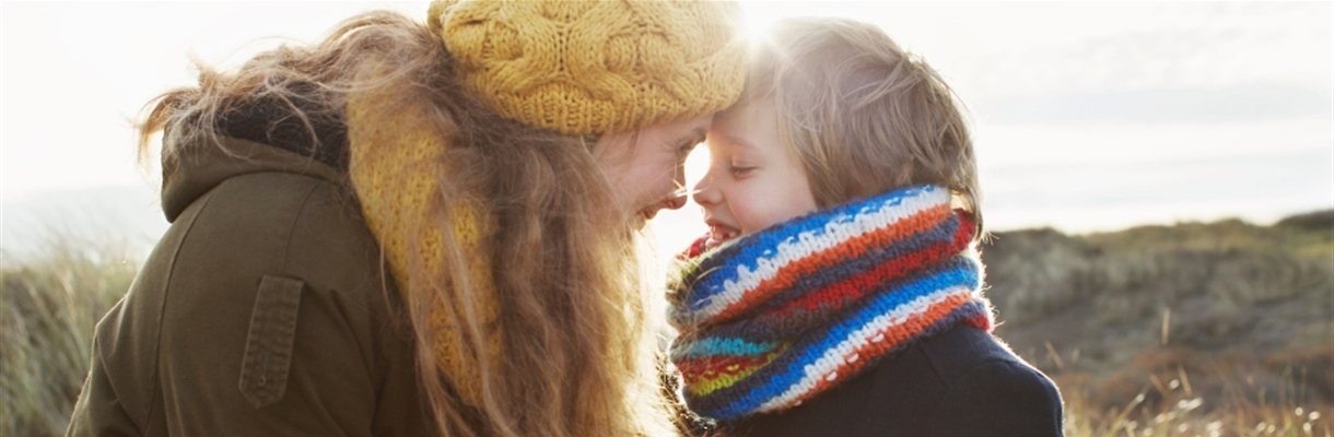 Moeder met haar zoon in de winter