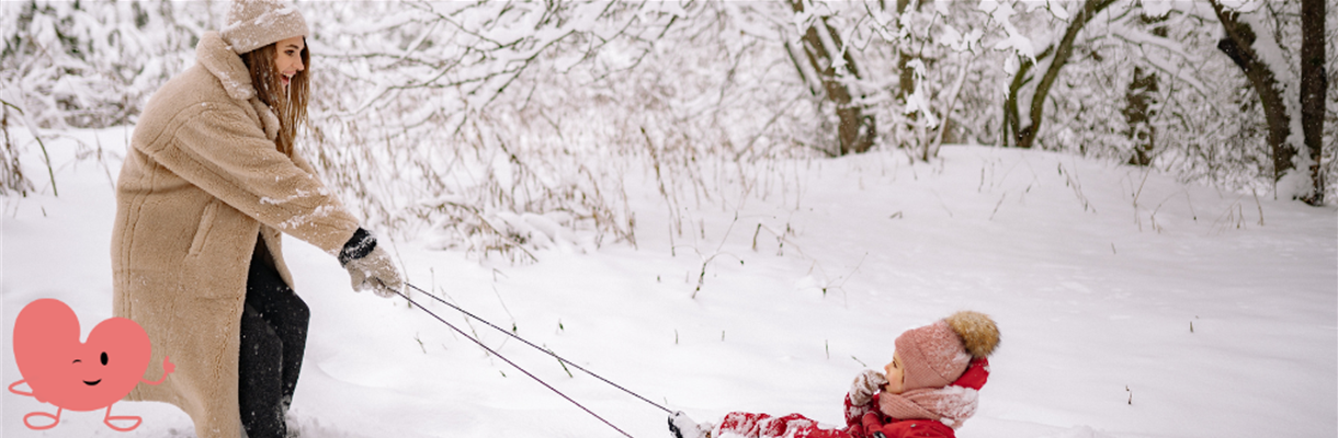 familie die buiten aan het spelen is