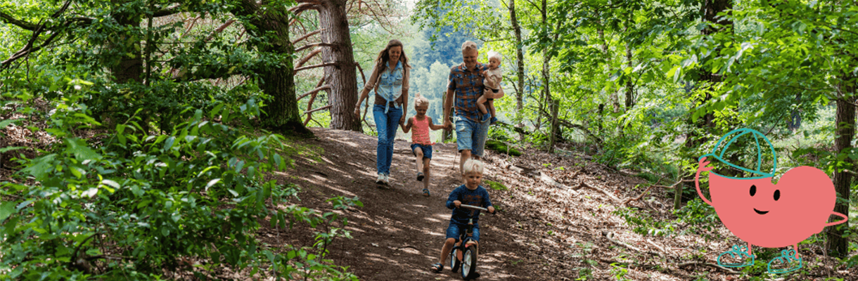 gezin wandelt in bos