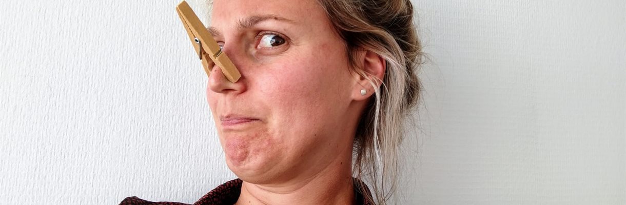 mevrouw met knijper op haar neus