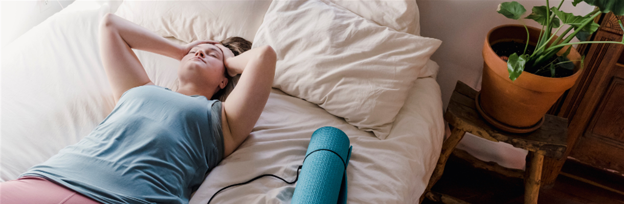 Vrouw vermoeid op bed 