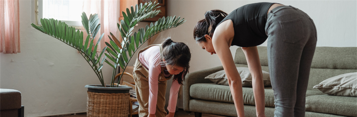 Moeder met dochter thuis aan het sporten