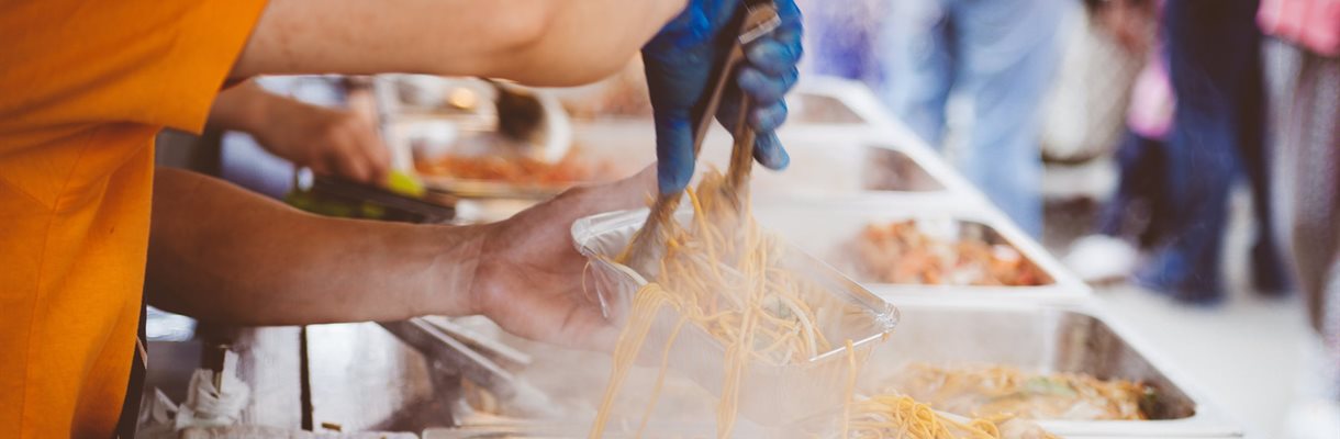 Waarom je vaak last hebt van een borrelende buik op vakantie