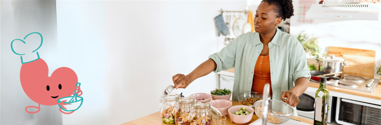 Afro Amerikaanse vrouw die aan het meal preppen is