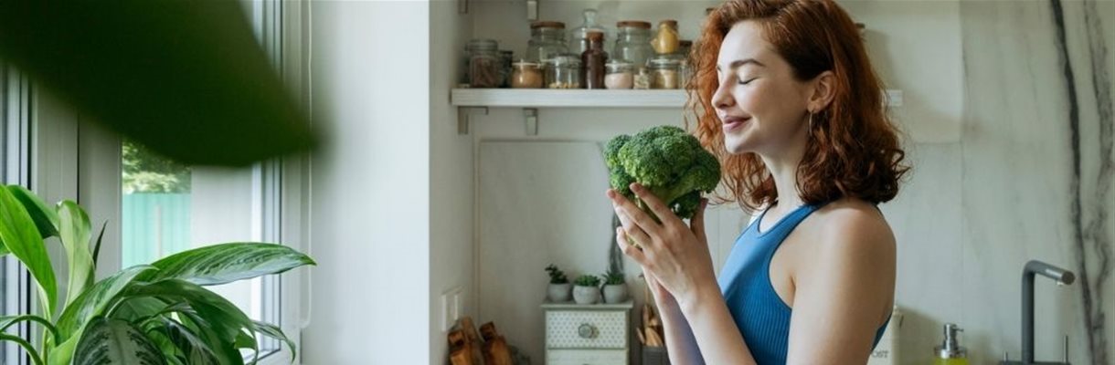 mevrouw die ruikt aan broccoli