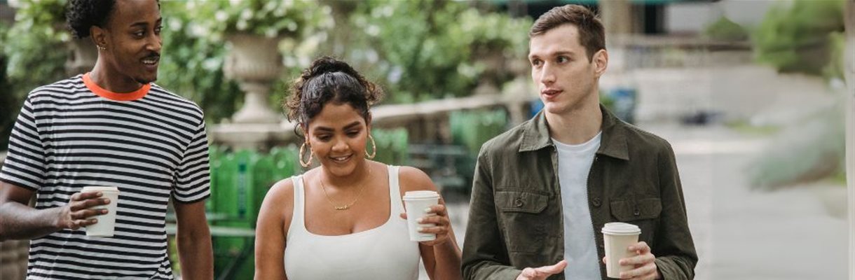 3 personen die samen koffie drinken