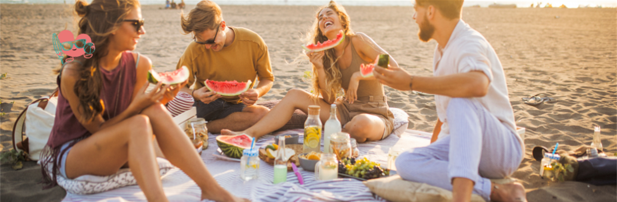 vrienden aan het picknicken op het strand
