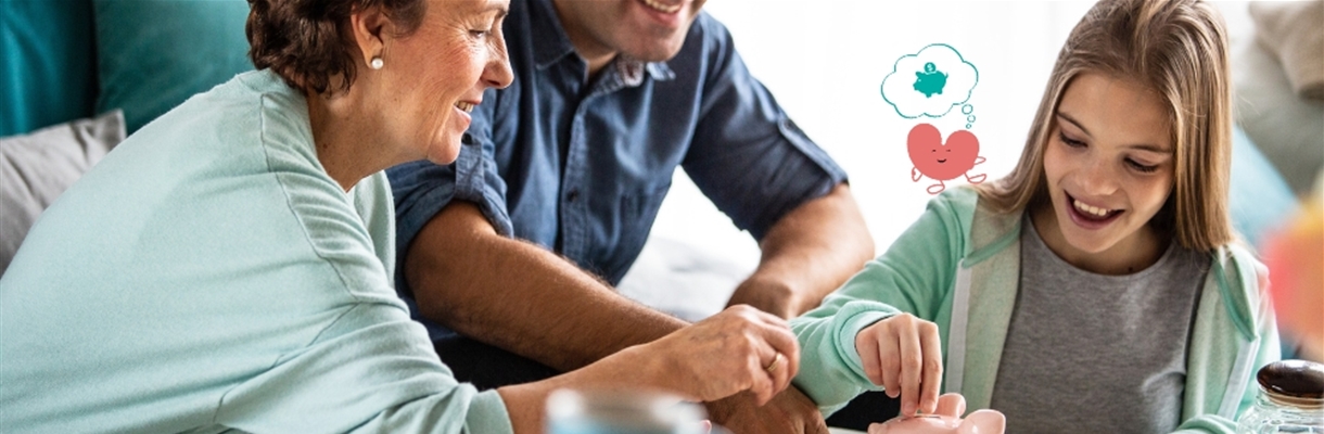 Meisje stopt geld in haar spaarpot