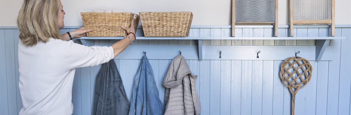 Christa die haar huis aan het opruimen is