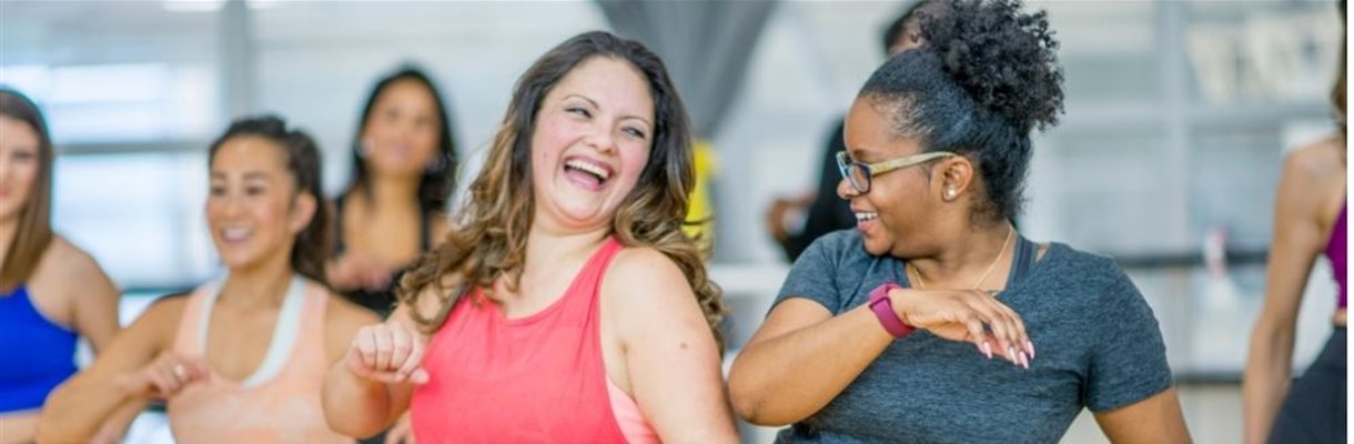 bewegen dat doen deze twee dames, zij dansen met elkaar
