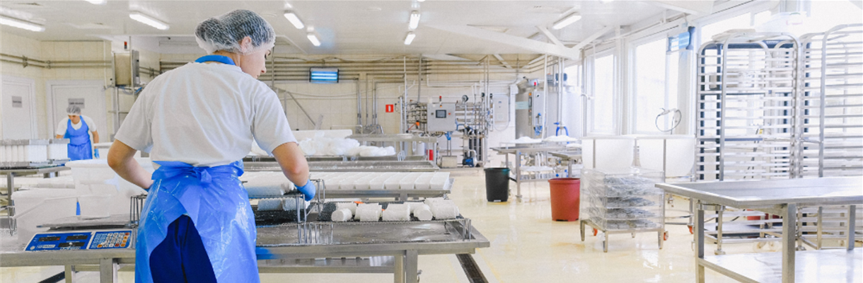 persoon die achter de productielijn staat