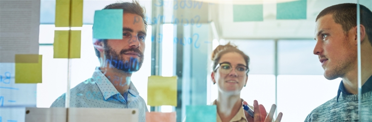 3 collega's die post-its opplakken