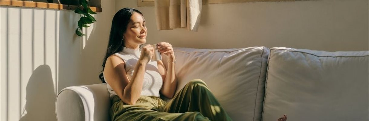 Productief werken door een rust moment op de bank zoals deze mevrouw