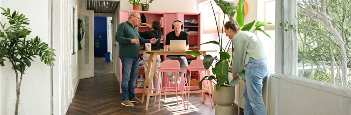 Collega probeert te werken met veel ruis om zich heen