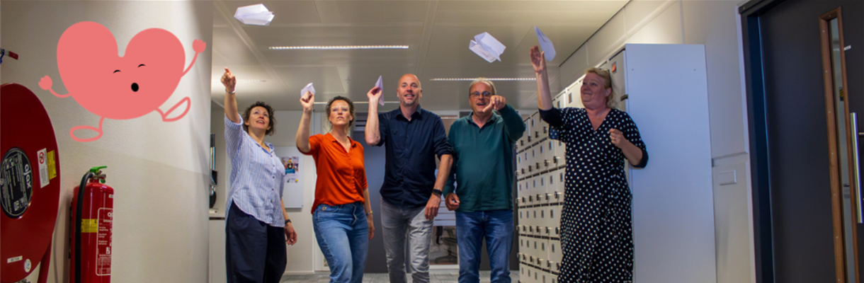 Vliegtuigje vouwen met collega's