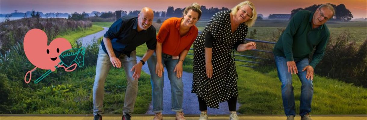 4 mensen die de paardenrace uitvoeren